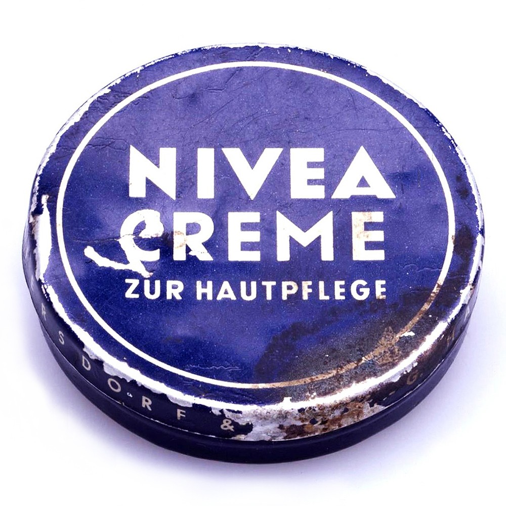 Alte, zerbeulte und leicht verrostete blaue Dose einer Nivea-Creme