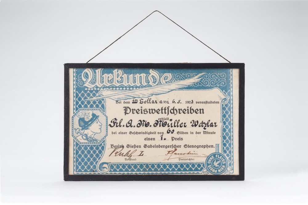 Eine Urkunde im Stenographen-Wettschreiben für den ersten Platz, ausgestellt auf Fräulein A. M. Müller Wetzlar am 6.5.1923