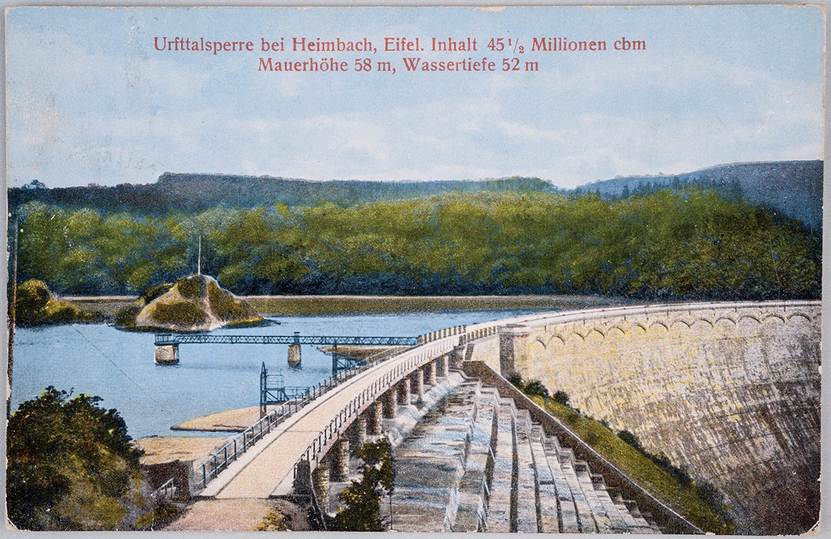 Ansichtskarte einer Talsperre mit dem Schriftzug "Urfttalsperre bei Heimbach, Eifel. Inhalt 24 1/2 Millionen cbm. Mauerhöhe 58 m, Wassertiefe 52 m