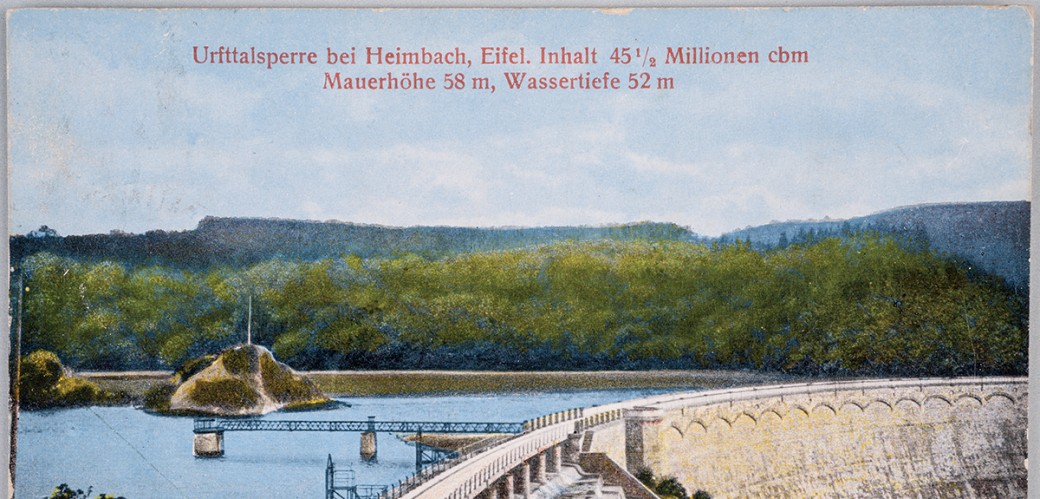 Ansichtskarte einer Talsperre mit dem Schriftzug "Urfttalsperre bei Heimbach, Eifel. Inhalt 24 1/2 Millionen cbm. Mauerhöhe 58 m, Wassertiefe 52 m