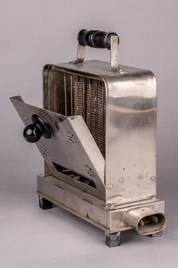 Ein silberner, elektrischer Toaster der Marke WMF aus den 1920er Jahren vor einem weißen Hintergrund.