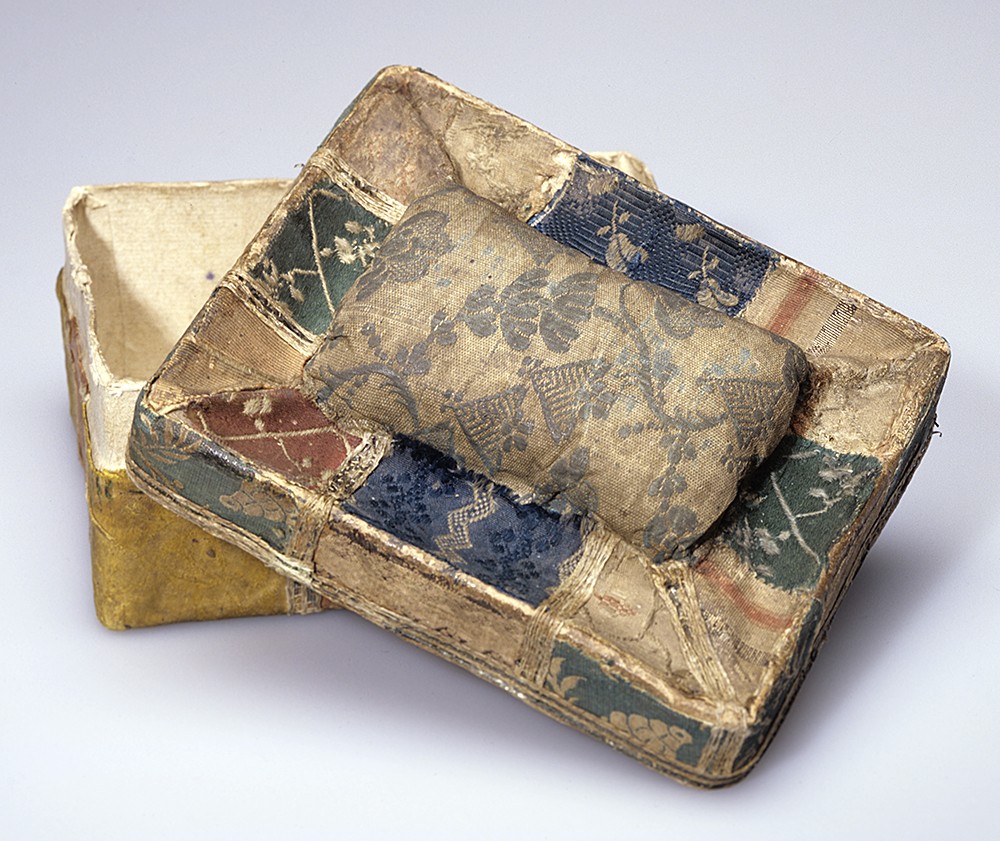 Nähkästchen aus Pappe, verziert mit bunten Brokatstoffen