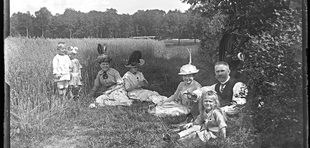 Historisches Schwarzweiß-Foto einer Familie auf einer Wiese