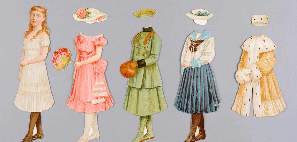Weibliche Anziehpuppe mit verschiedenen Kleidungsstücken aus Papier
