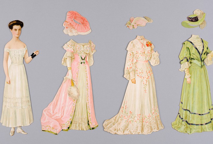 Weibliche Anziehpuppe mit verschiedenen Kleidungsstücken aus Papier