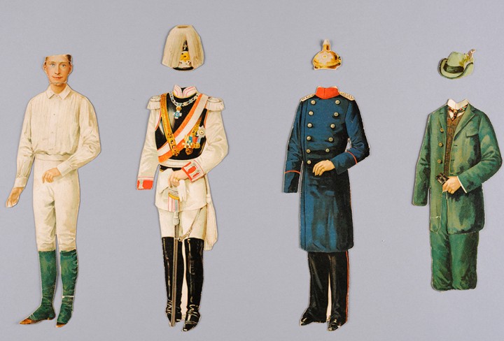 Männliche Anziehpuppe mit verschiedenen Kleidungsstücken aus Papier