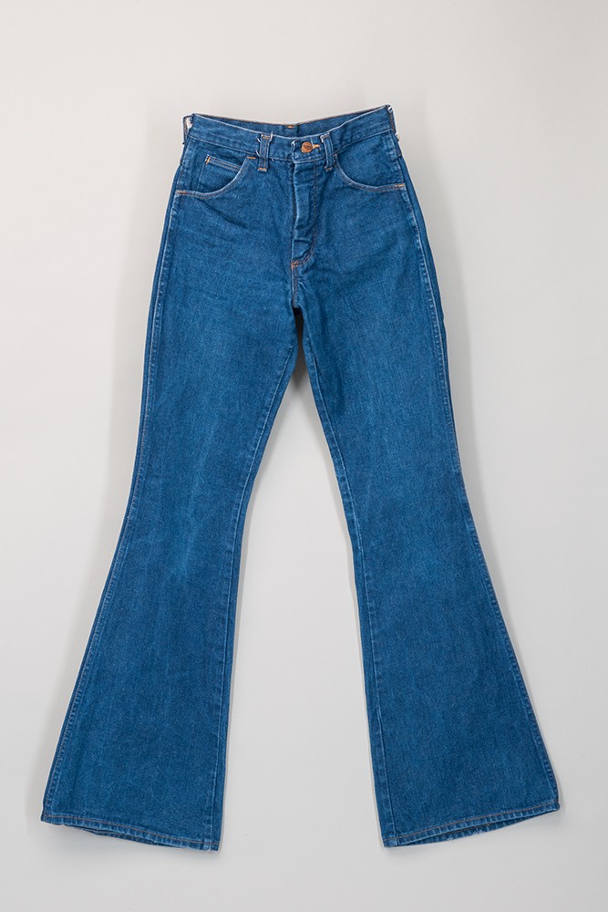Blaue Jeanshose mit auslaufendem Schlag