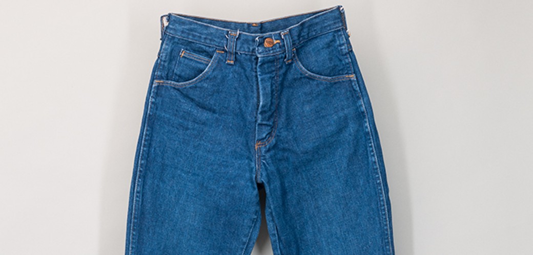 Blaue Jeanshose mit auslaufendem Schlag