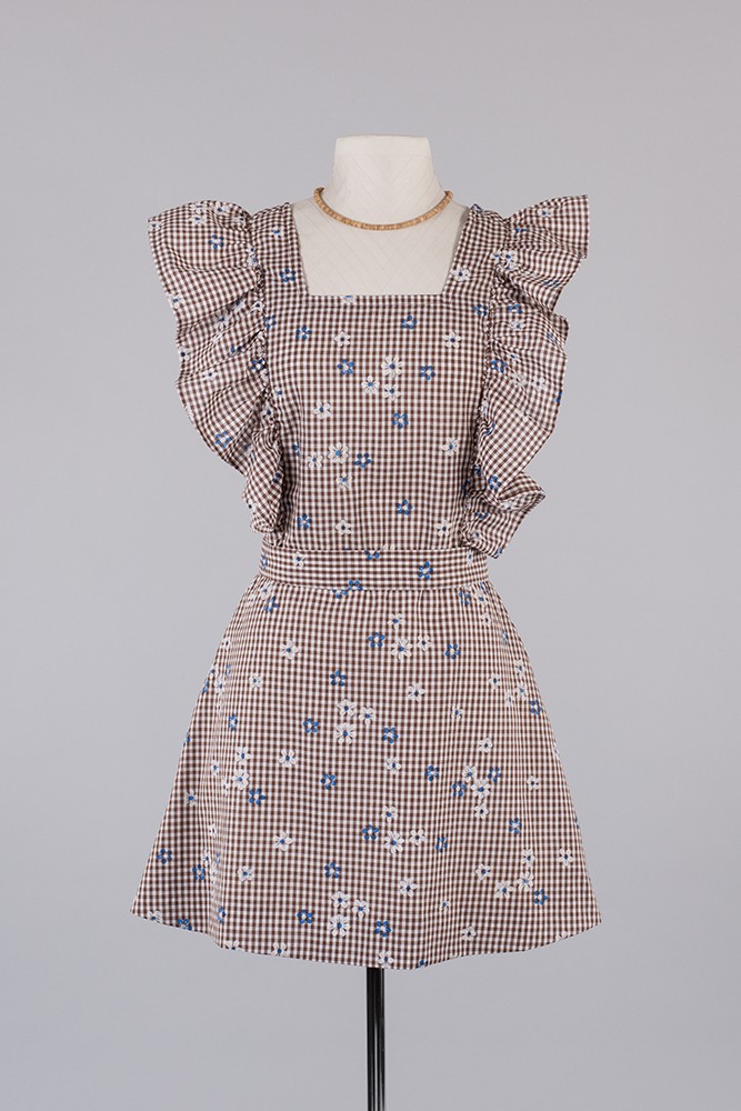 Braunkariertes Kleid mit Rüschen an einer Figurine