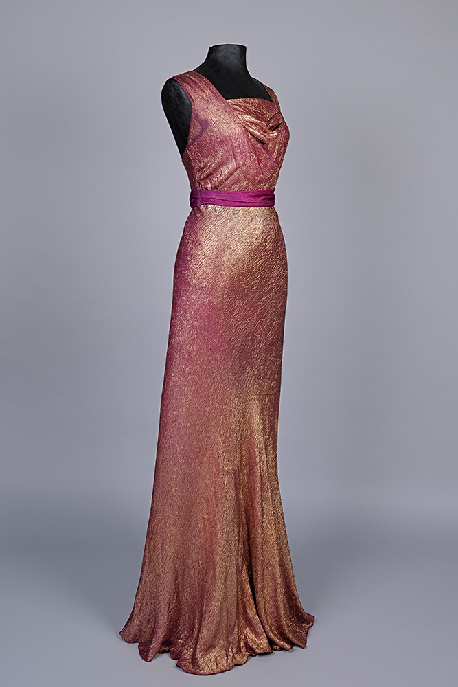 Bodenlanges, ärmeloses Abendkleid aus rosa farbenem Seidenstoff mit Gold-Schimmer an einer Figurine