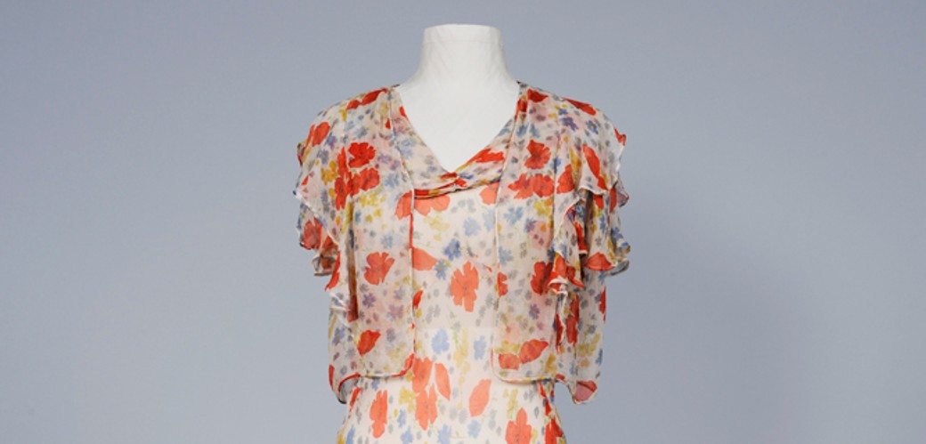Langes Kleid mit passender Kurzarm-Jacke, beides aus Seidenchiffon mit Blumenmuster, an einer Figurine