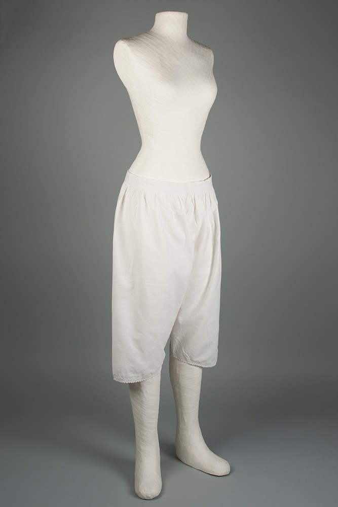Offene Unterhose für Frauen an einer Schneiderpuppe in der Vorderansicht