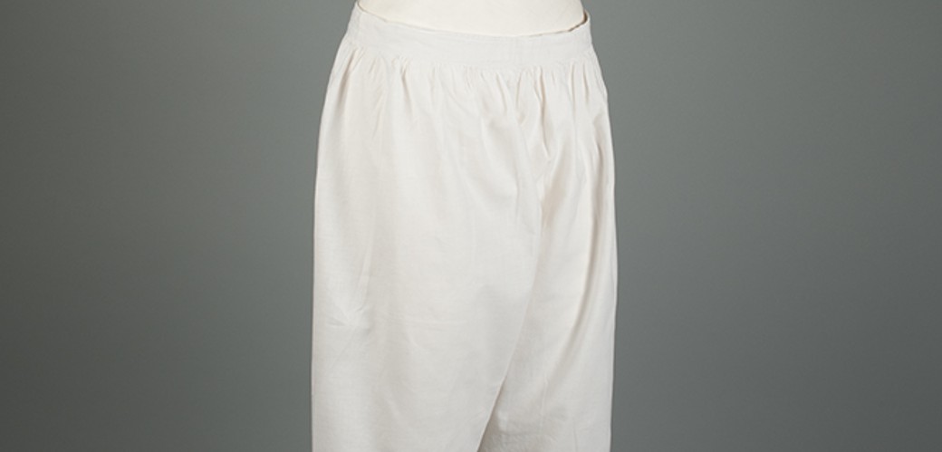 Offene Unterhose für Frauen an einer Schneiderpuppe in der Vorderansicht