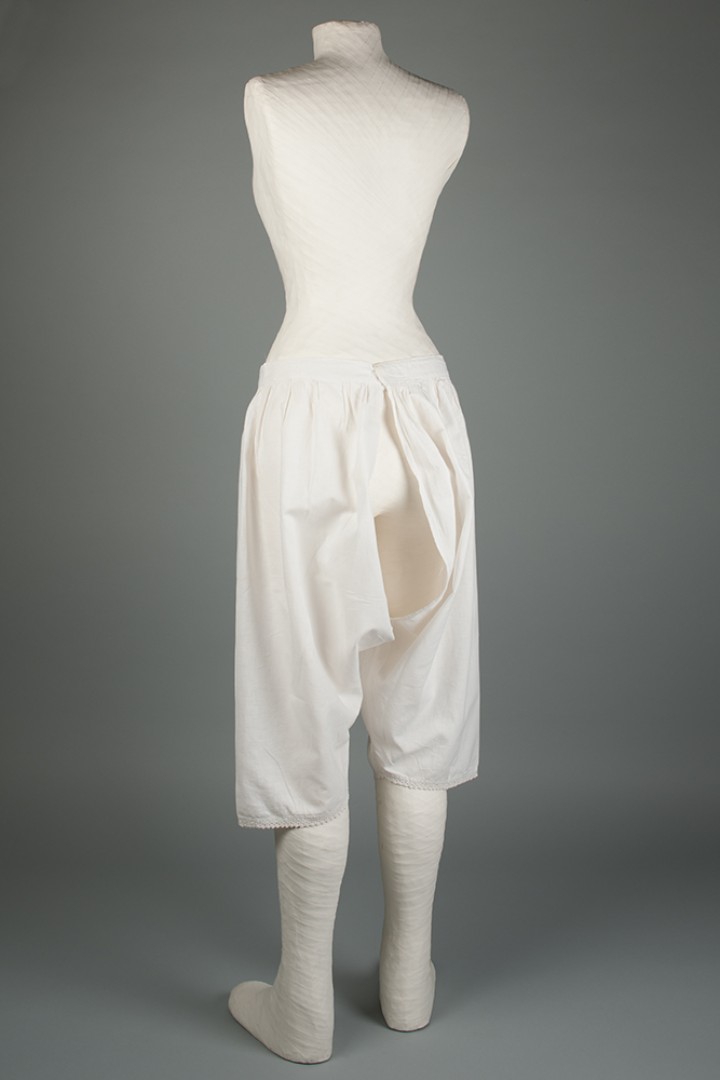 Offene Unterhose für Frauen an einer Schneiderpuppe in der Rückansicht
