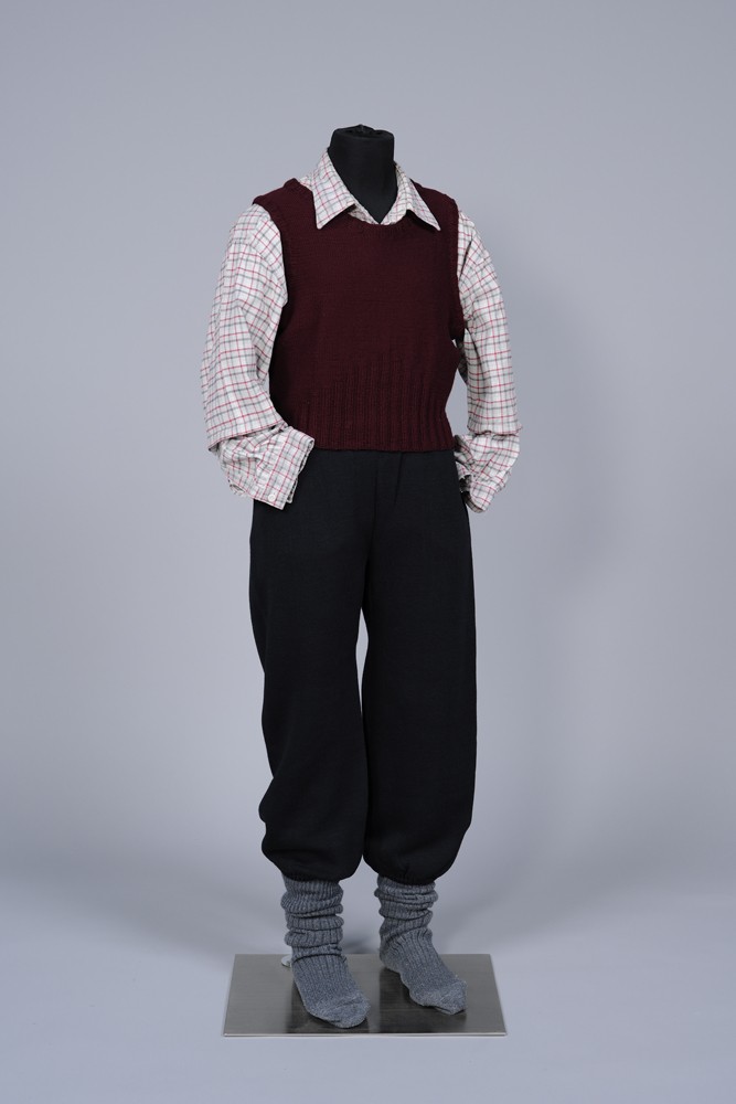 Kleidung für Jungen an einer Figurine: Hemd, Pullunder, Hose und Socken