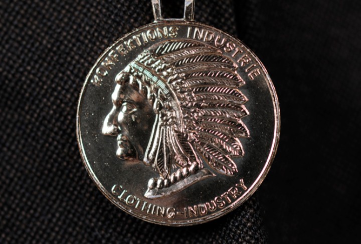 Detailansicht der Aluminiummedaille zeigt einen Indianderkopf