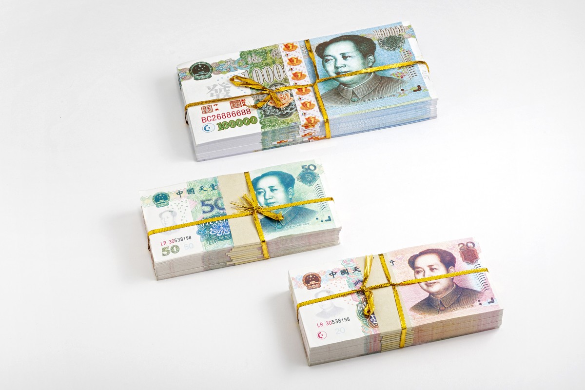 Drei Bündel mit falschen chinesischen Geldscheinen aus Papier