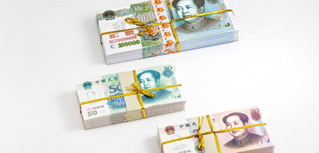 Drei Bündel mit falschen chinesischen Geldscheinen aus Papier