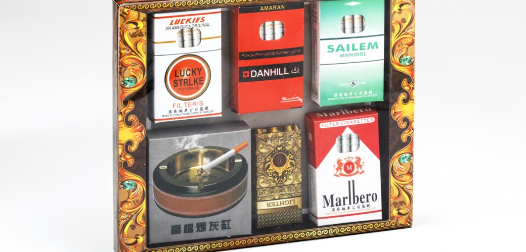 Zigarettenschachteln aus Papier als Opfergabe mit leicht veränderten europäischen Markennamen.