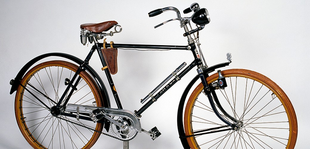 Fahrrad mit schwarzem Patria-Rahmen und mit Doppelbereifung