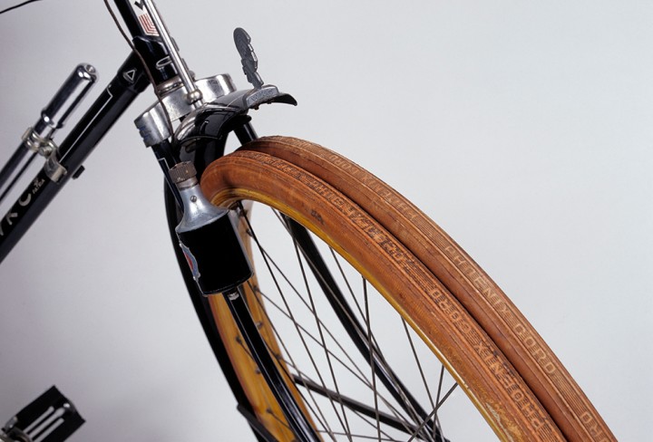 Detailbild auf ein Vorderrad mit doppeltem Reifen