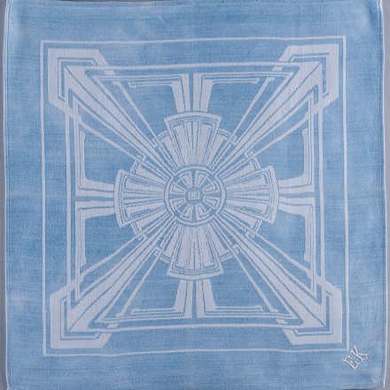 Serviette aus blauem und weißem Baumwolldamast. An einer Ecke hat der damalige Besitzer sein Monogramm einsticken lassen: EK. Das Motiv erinnert an einen Kristall