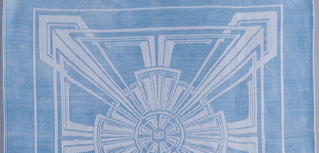 Blaue Serviette mit weißem Jugenstil-Ornament