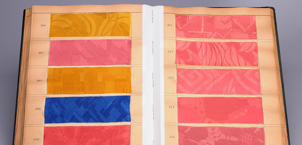 Aufgeschlagenes Buch mit verschiedenfarbigen Stoffmustern