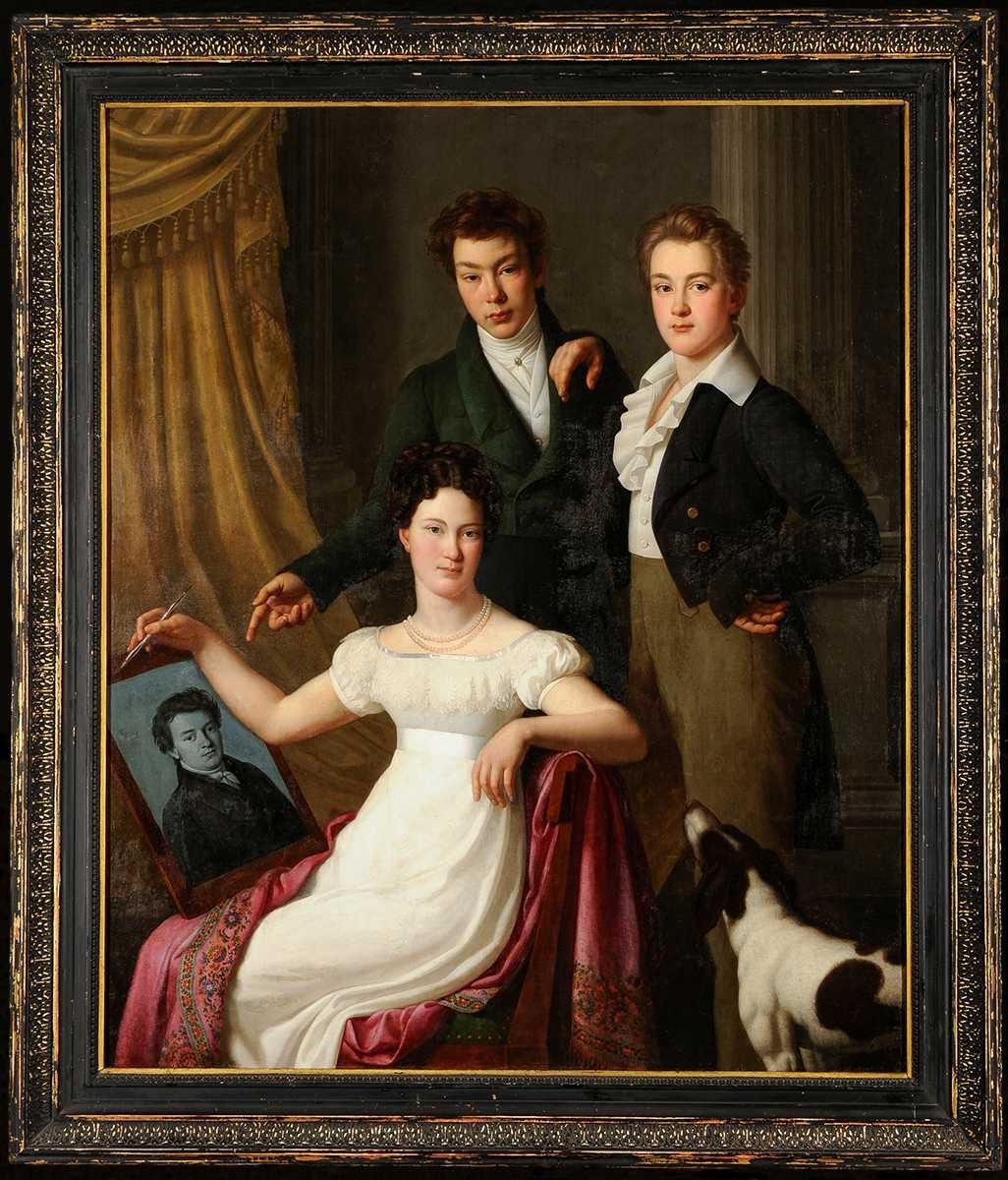 Gemälde mit drei historisch gekleideten Personen. Zwei junge Männer stehen hinter eienr sitzenden jungen Frau, die eine Portraitzeichnung eines Mannes und einen Stift in der Hand hält. Neben ihr schaut ein Hund zu den beiden Männern auf. 