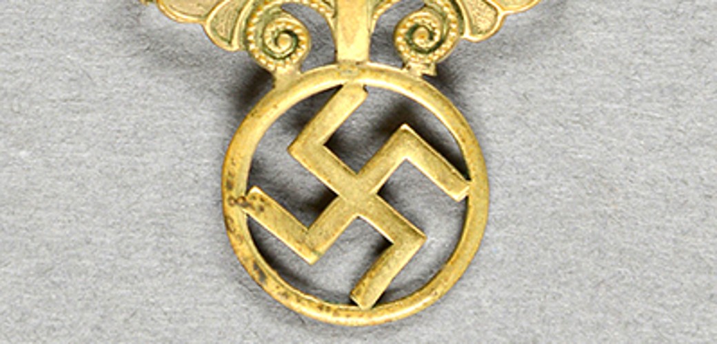 Goldene Halskette mit Hakenkreuz