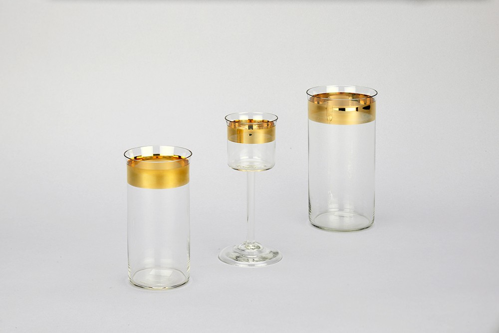 Drei Gläser mit Goldrand