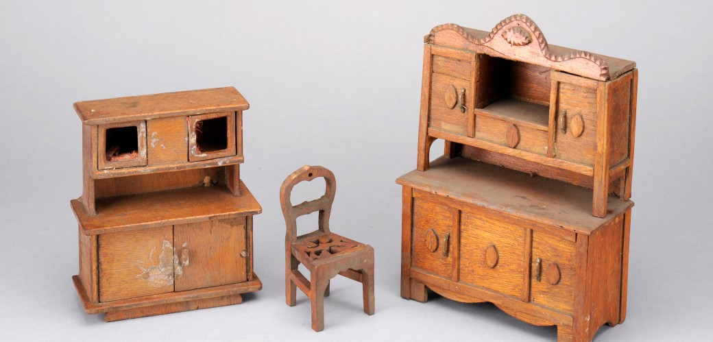 Verschiedene Puppenstubenmöbel aus Zigarrenholz gefertigt