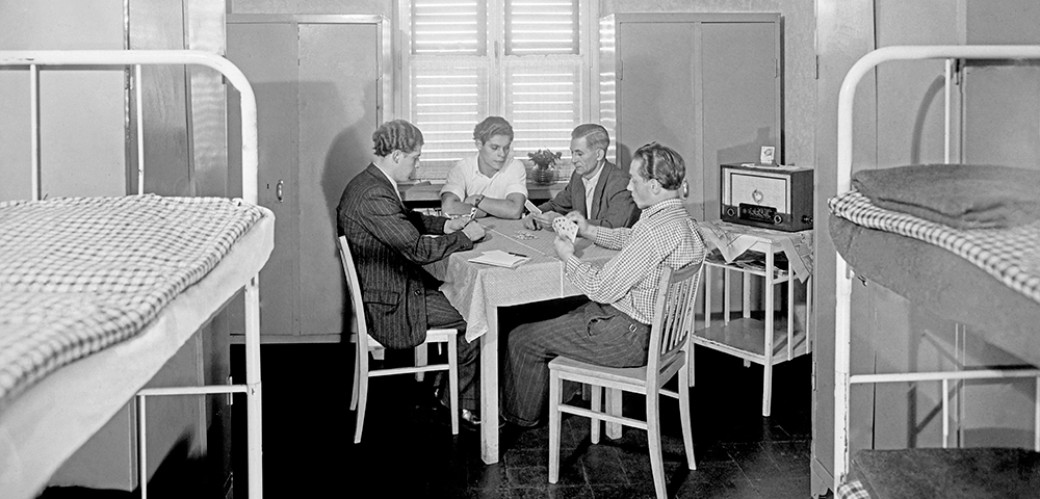 Glasnegativ mit vier Männern, die an einem Tisch Karten spielen