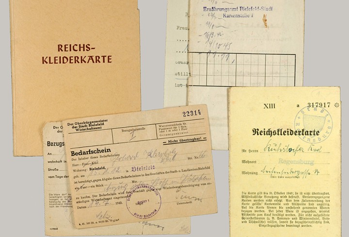 Reichskleiderkarten und Bedarfscheine für den Kauf von Konsumgütern aus den 1940er Jahren