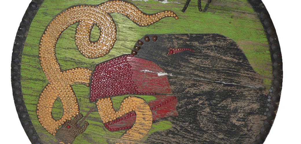 Bild eines Adlerkopfs mit Schlange