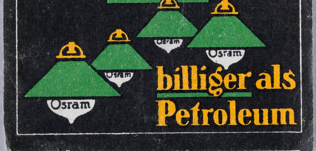 Reklamemarke mit vier Lampen, deren Leuchtmittel die Aufschrift "Osram" tragen, umgeben von dem Schriftzug "Elekrisches Osram-Licht, billiger als Petroleum."