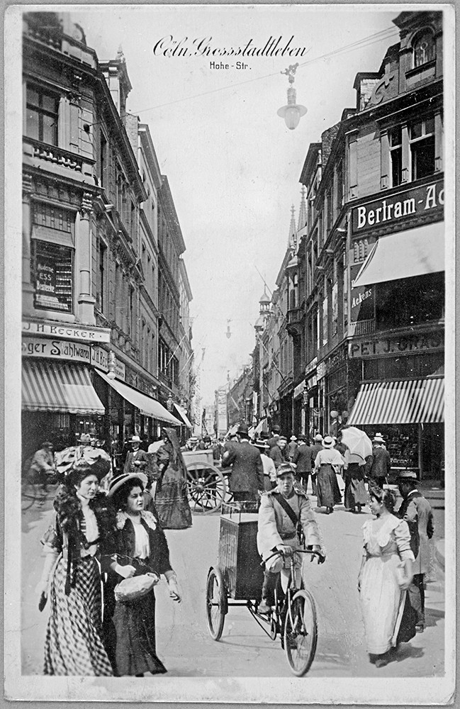 Postkarte mit schwarz-weiß Fotografie der belebten Einkaufsmeile Hohe Straße in Köln um 1900