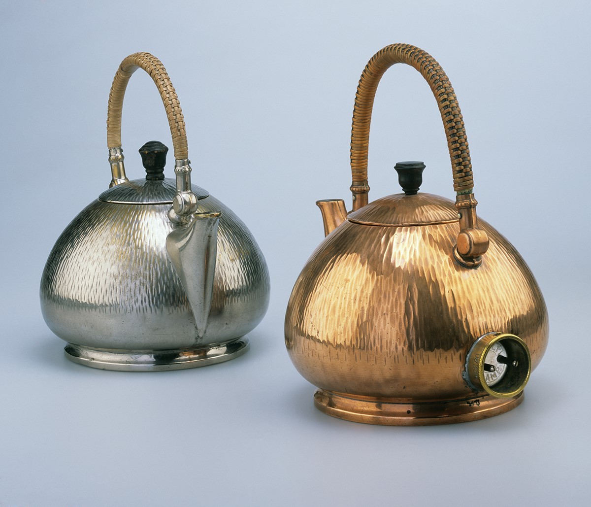 Zwei elektrische Tee- und Wasserkocher von AEG in silber und gold.