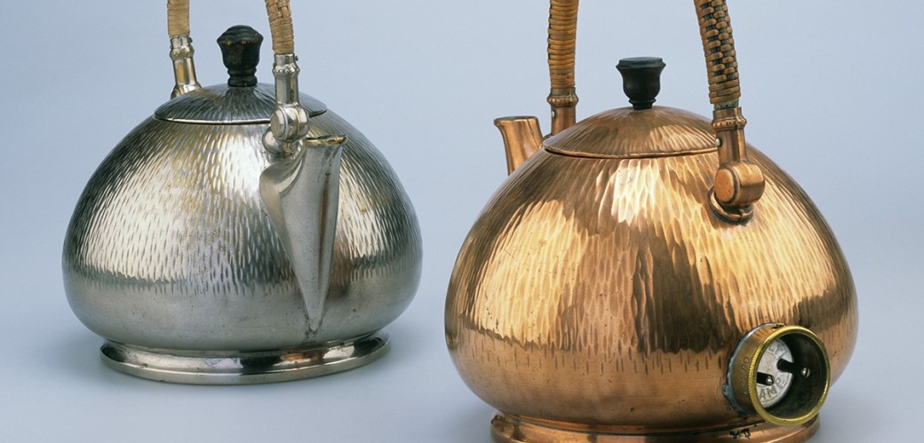 Zwei elektrische Tee- und Wasserkocher von AEG in silber und gold.