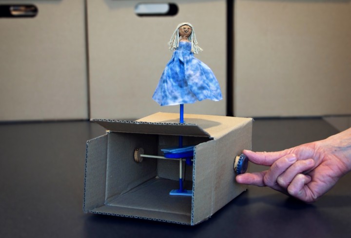 Bild von einer gebastelten Automatenbox, auf der eine kleine Puppe steht.