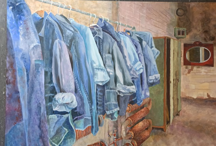 Blick in einen Raum mit Kleiderstange, auf der viele Arbeitsjacken zu sehen sind. Gemaltes Bild von Iryna Fanciulli