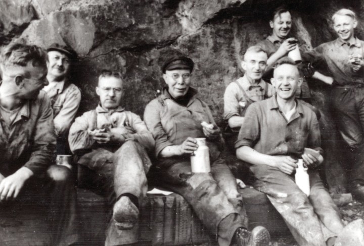 Historische Fotografie von Arbeitern vor einer Felswand