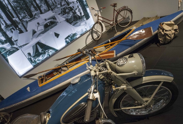 Motorrad, Kanu und Fahrrad in einer Ausstellung