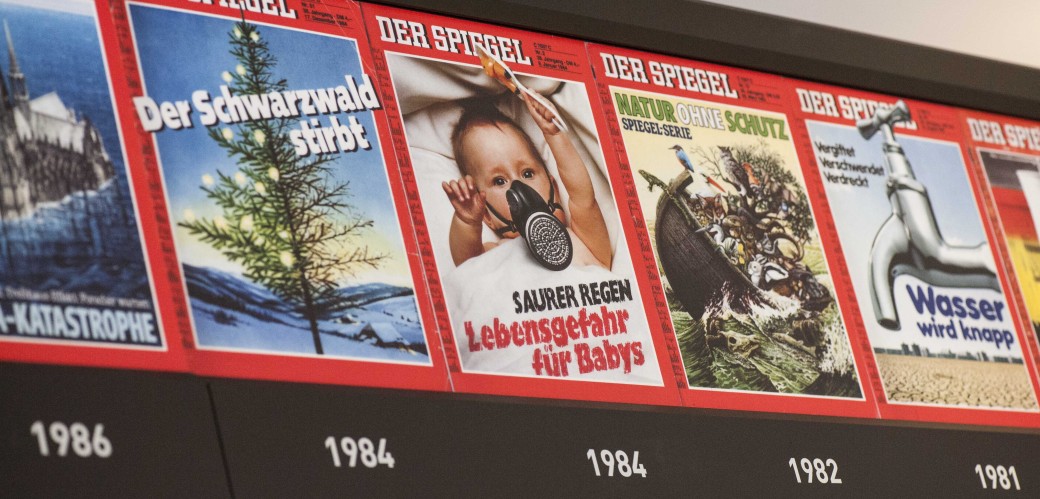 Zeitstrahl mit mehreren Titelseiten des Magazins "Der Spiegel"
