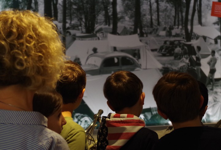Kinder betrachten ein historisches Foto in der Ausstellung