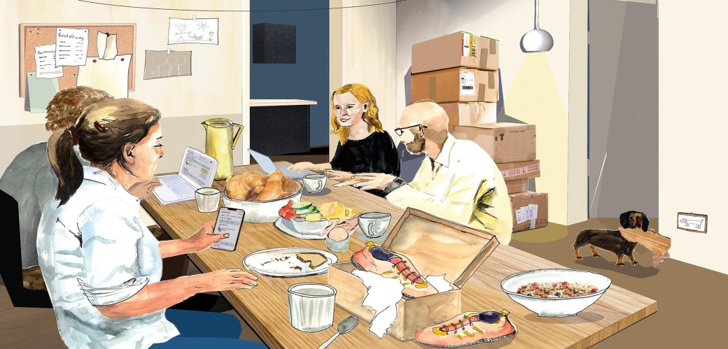 Illustration einer vierköpfigen Familie am Frühstückstisch mit Collageelementen. Zwei Personen sind an ihren Laptops, eine Person hält ein Smartphone in der Hand und ein kleiner Hund im Hintergrund hält ein Stück Pappe im Mund. Die Familie scheint sich zu unterhalten. 