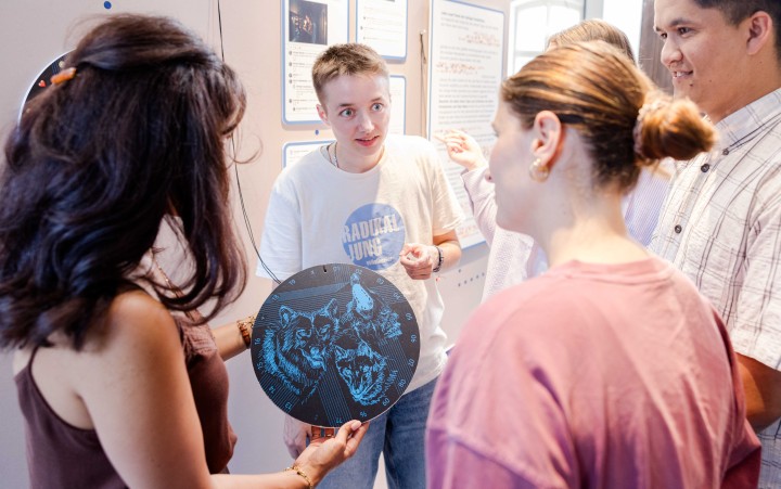 Eine Gruppe junger Menschen im Gespräch