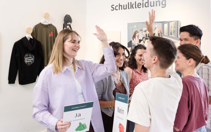 Illustration einer Schulklasse bei einer Gruppenarbeit