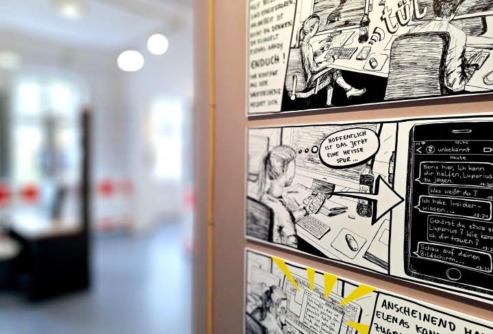 Nahansicht einer Ausstellungswand mit comicähnlichen Zeichnungen