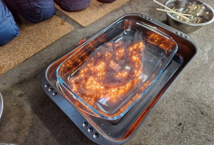 Eine Feuerschale, in der etwas glüht.